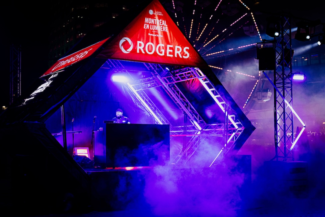 DJ sur la Place des arts à Montréal en lumière